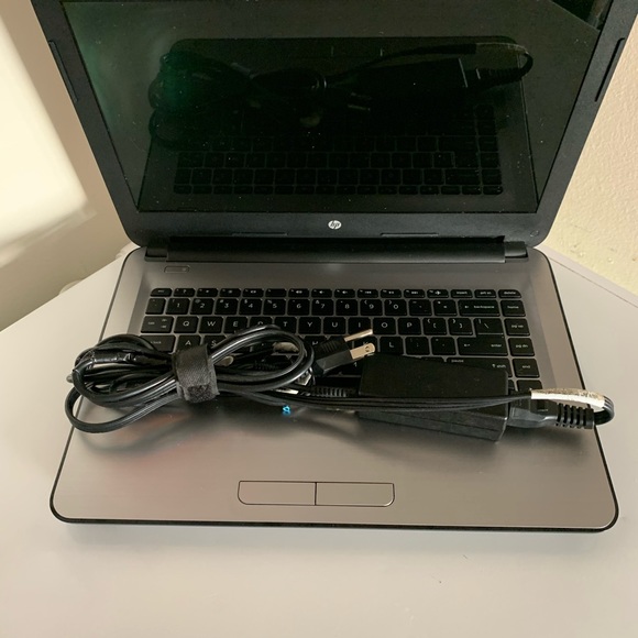 HP, AMD Radeon R2 Graphics, & Made 2017. - Picture 4 of 8